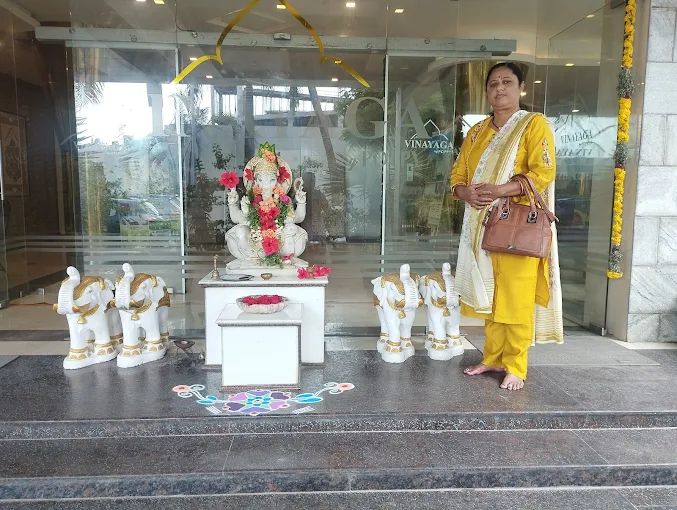 Convenient Stay Near the Temple