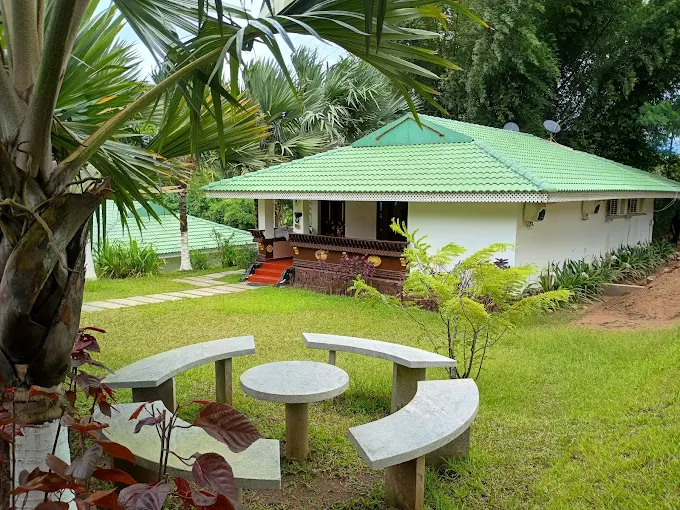 Green landscapes and cultural activities at POPPYS Tuskers Hill Resort