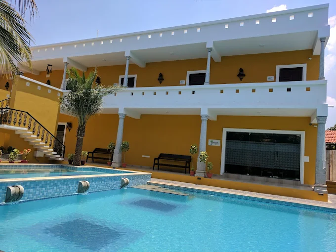 Perfect Poolside Getaway with Relaxing Ambience